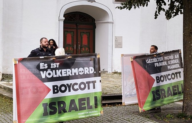 Neben den  Protesten vor der Martinskirche gibt es persönliche Anfeindungen gegen den Pfarrer und seine Familie.<span class='image-autor'>Foto: Rüdiger Bäßler</span>