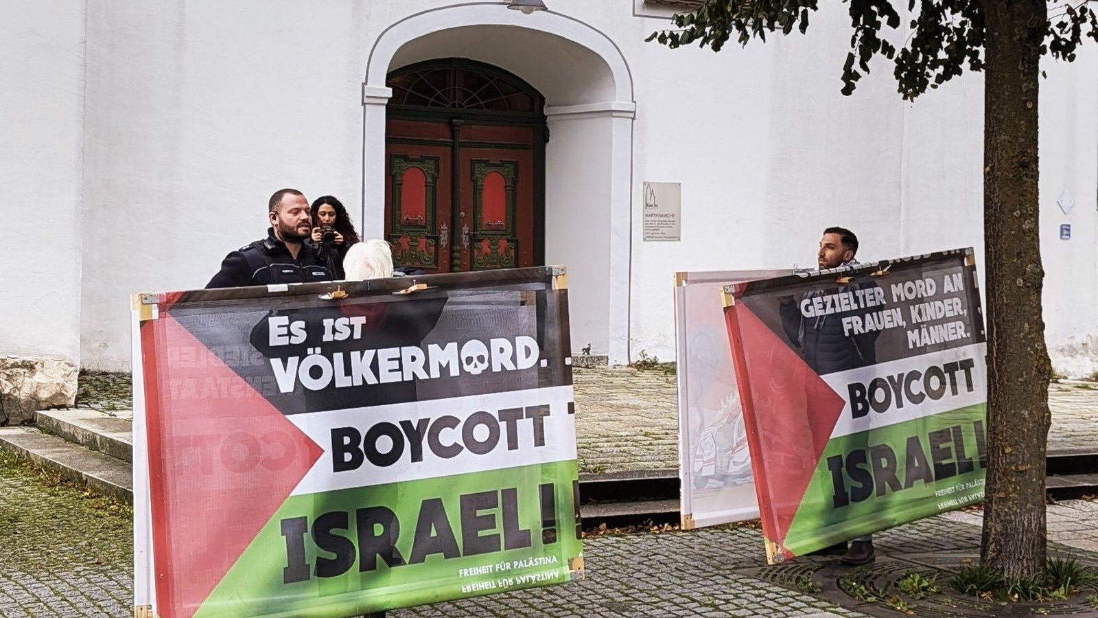 Neben den Protesten vor der Martinskirche gibt es persönliche Anfeindungen gegen den Pfarrer und seine Familie.Foto: Rüdiger Bäßler Neben den Protesten vor der Martinskirche gibt es persönliche Anfeindungen gegen den Pfarrer und seine Familie.Foto: Rüdiger Bäßler