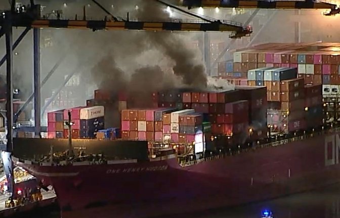 Am Freitagabend war das Feuer auf dem im Hafen von LA angedockten Schiff ausgebrochen, auch Container mit Gefahrstoffen brennen.<span class='image-autor'>Foto: Uncredited/ABC7/dpa</span>