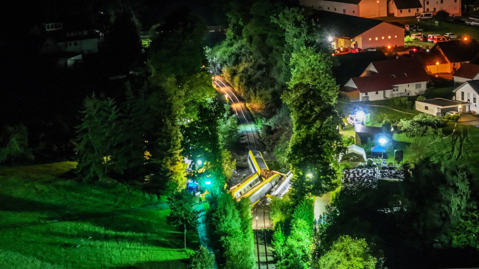 Am Sonntagabend hat sich ein schweres Zugunglück bei Riedlingen ereignet. So sieht die Unfallstelle aus der Luft aus.Foto: Uncredited/dpa Am Sonntagabend hat sich ein schweres Zugunglück bei Riedlingen ereignet. So sieht die Unfallstelle aus der Luft aus.Foto: Uncredited/dpa