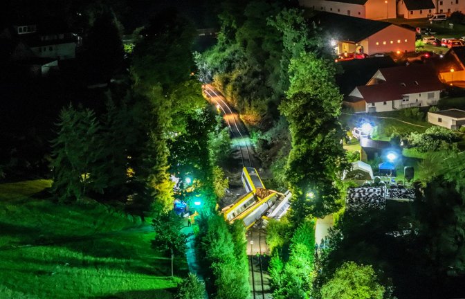Am Sonntagabend hat sich ein schweres Zugunglück bei Riedlingen ereignet. So sieht die Unfallstelle aus der Luft aus.<span class='image-autor'>Foto: Uncredited/dpa</span>