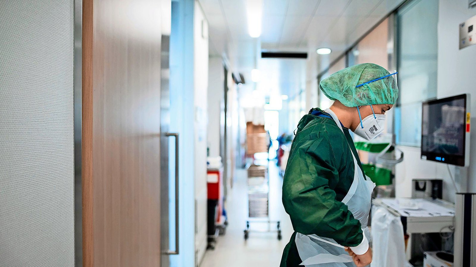 In vielen Kliniken fehlt   nach wie vor  PersonalFoto: dpa/Fabian Strauch