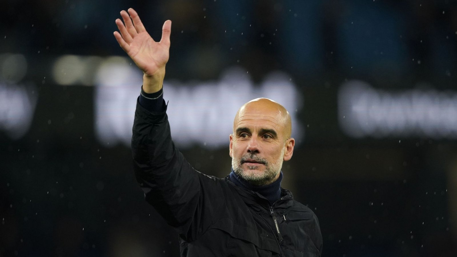 Pep Guardiola begrüßt die Fans nach dem Spiel (Archivbild).Foto: Ian Hodgson/AP/dpa