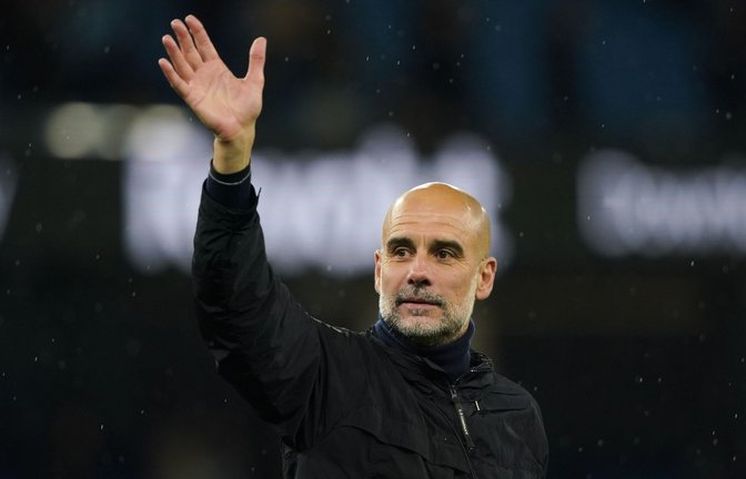 Pep Guardiola begrüßt die Fans nach dem Spiel (Archivbild).<span class='image-autor'>Foto: Ian Hodgson/AP/dpa</span>