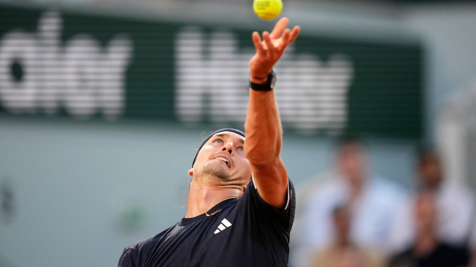Alexander Zverev und der Ball.Foto: Christophe Ena/AP/dpa Alexander Zverev und der Ball.Foto: Christophe Ena/AP/dpa