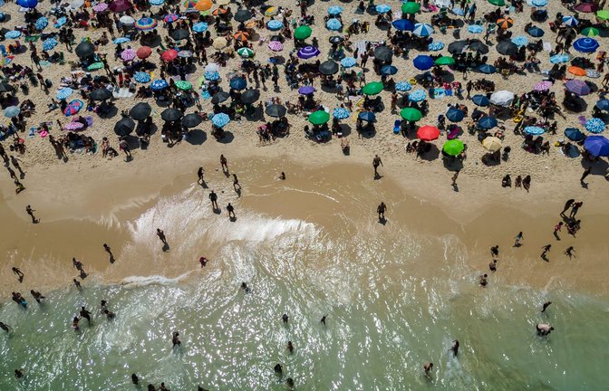 Strandbesucher strömen an den Strand von Ipanema, um der extremen Hitze in Brasilien zu entkommen.<span class='image-autor'>Foto: Bruna Prado/AP//dpa</span>