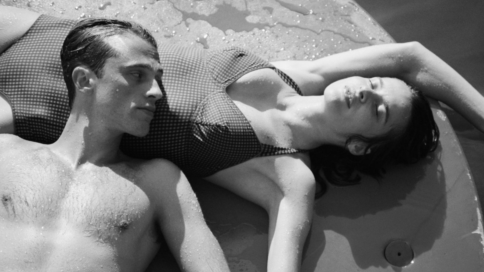Der Film setzt stark auf Körperlichkeit: Benjamin Voisin (l) als Meursault geht mit  Rebecca Marder als Marie schwimmen und eine Liaison ein.Foto: Carole Bethuel/Weltkino FIlmverl