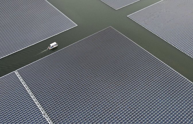 Schwimmender Solarpark in der Stadt Huainan in der chinesischen Provinz Anhui<span class='image-autor'>Foto: imago/Xinhua/Zhou Mu</span>