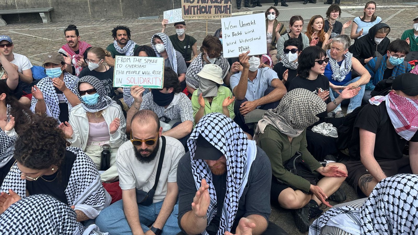 Propalästinensischer Protest auf dem Gelände der Humboldt-Universität Berlin.Foto: Paul Zinken/dpa