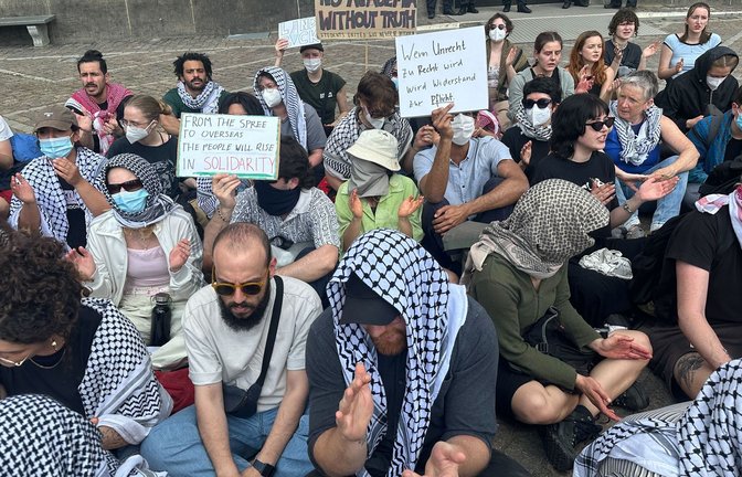 Propalästinensischer Protest auf dem Gelände der Humboldt-Universität Berlin.<span class='image-autor'>Foto: Paul Zinken/dpa</span>