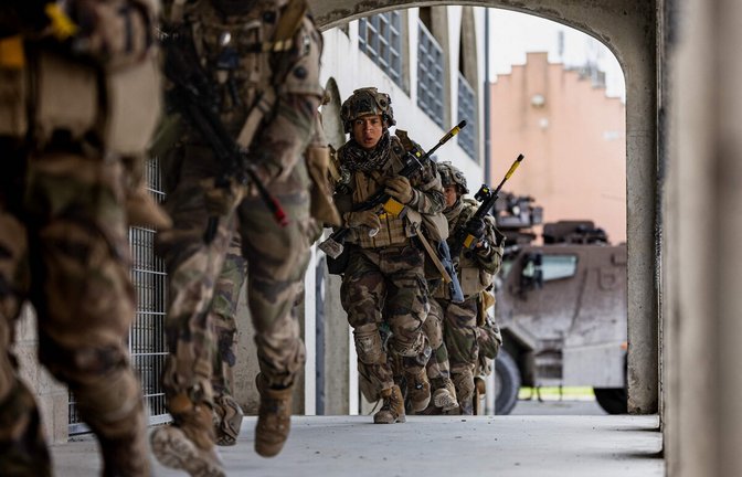 Nachdem Paris und London grundsätzliche Bereitschaft zur Beteiligung an einer Friedenstruppe für die Ukraine signalisiert haben, üben aktuell Soldaten beider Länder nahe Reims.<span class='image-autor'>Foto: AFP/Sameer al-Doumy</span>