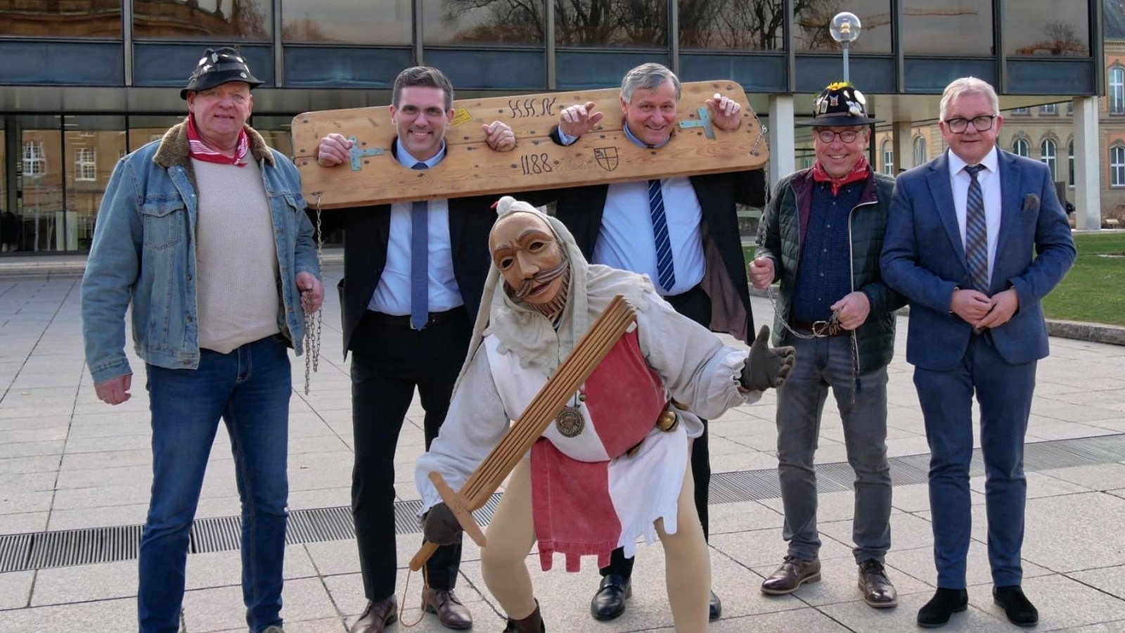 An der Fasnet mussten sich die beiden ins Schandbrett der Hans-Heini-Narro spannen lassen und vor dem von Allmendshofen an der Juniperus- Quelle bei Donaueschingen verantworten.Foto: Verein An der Fasnet mussten sich die beiden ins Schandbrett der Hans-Heini-Narro spannen lassen und vor dem von Allmendshofen an der Juniperus- Quelle bei Donaueschingen verantworten.Foto: Verein
