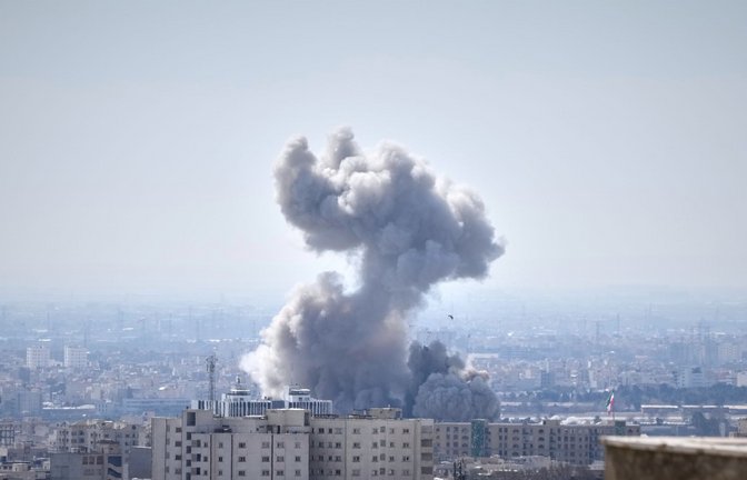 Eine Rauchwolke steigt nach einer Explosion auf. Die Länder USA und Israel haben den Iran angegriffen.<span class='image-autor'>Foto: Vahid Salemi/AP/dpa/Vahid Salemi</span>