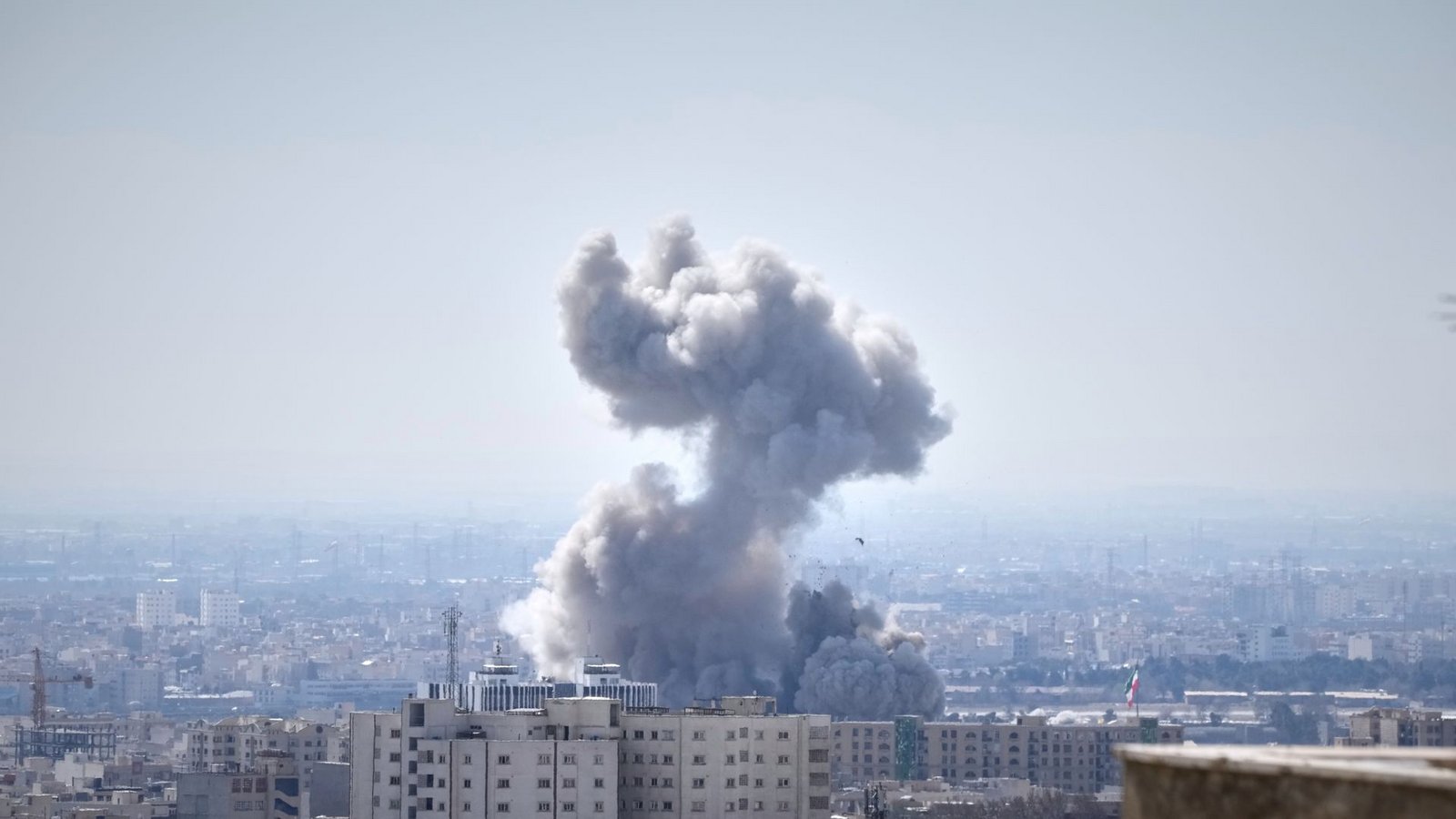 Eine Rauchwolke steigt nach einer Explosion auf. Die Länder USA und Israel haben den Iran angegriffen.Foto: Vahid Salemi/AP/dpa/Vahid Salemi
