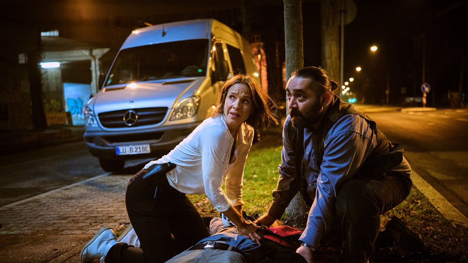 Direkt vor dem Polizeipräsidium wird ein Fahrradkurier überfahren.  Johanna Stern (Lisa Bitter) und Dr. Özcan (Kailas Mahadevan) reagieren sofort, aber können ihm nicht mehr helfen. wurde.Foto: SWR/Benoît Linder