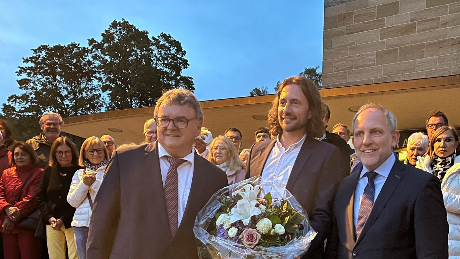 Simon Blümcke (rechts) wurde zum neuen OB von Friedrichshafen gewählt.Foto: Simon Blümcke (rechts) wurde zum neuen OB von Friedrichshafen gewählt.Foto: 