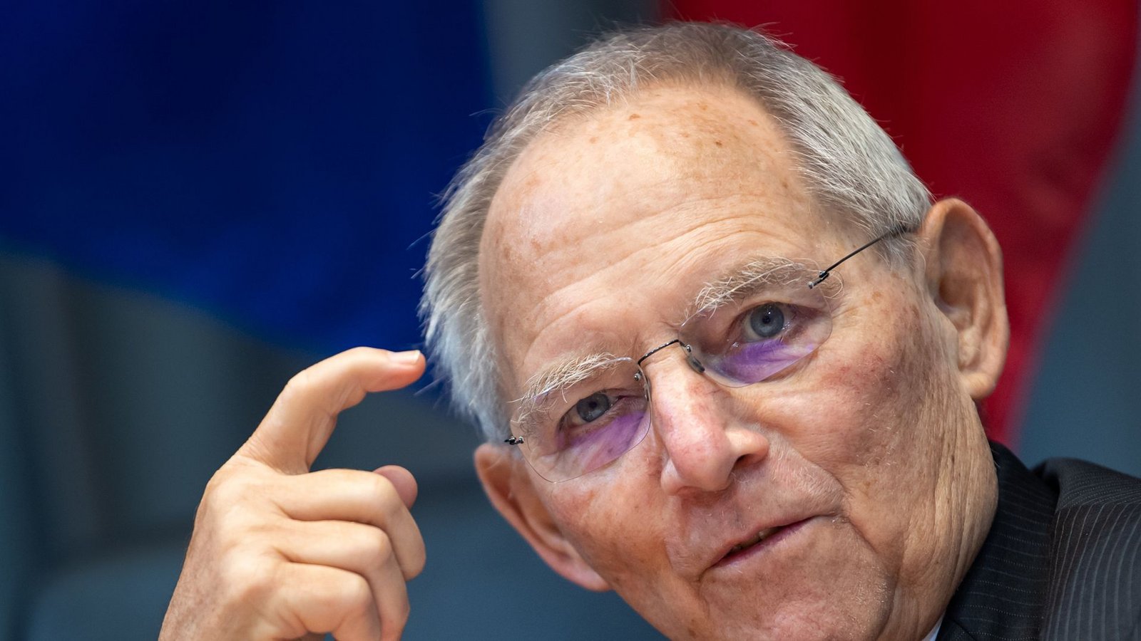 Wolfgang Schäuble war Bundesminister in vier Kabinetten. Unter Kohl war er Kanzleramts- und Innenminister, unter Angela Merkel ebenfalls Innen- und dann Finanzminister. Er hat die Unionsfraktion geführt, er handelte den Einigungsvertrag mit der DDR aus, und ohne seine wirksame Rede im Bundestag wäre Bonn wohl immer noch der deutsche Regierungssitz.Foto: dpa/Bernd von Jutrczenka Wolfgang Schäuble war Bundesminister in vier Kabinetten. Unter Kohl war er Kanzleramts- und Innenminister, unter Angela Merkel ebenfalls Innen- und dann Finanzminister. Er hat die Unionsfraktion geführt, er handelte den Einigungsvertrag mit der DDR aus, und ohne seine wirksame Rede im Bundestag wäre Bonn wohl immer noch der deutsche Regierungssitz.Foto: dpa/Bernd von Jutrczenka