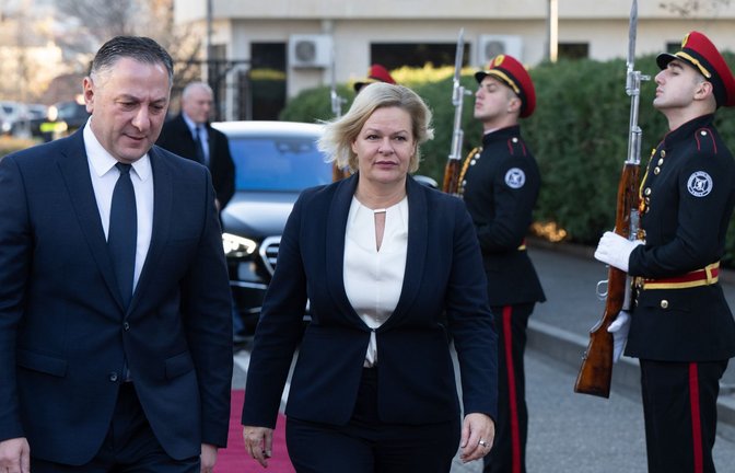 In Georgien wurde Bundesinnenministerin Nancy Faeser von ihrem Amtskollegen Vakhtang Gomelauri empfangen.<span class='image-autor'>Foto: dpa/Boris Roessler</span>