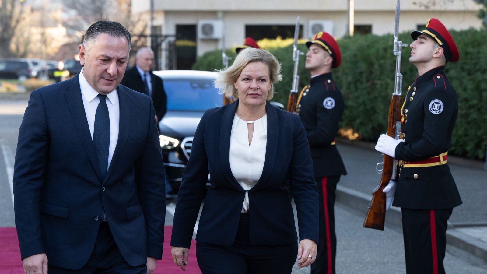 In Georgien wurde Bundesinnenministerin Nancy Faeser von ihrem Amtskollegen Vakhtang Gomelauri empfangen.Foto: dpa/Boris Roessler In Georgien wurde Bundesinnenministerin Nancy Faeser von ihrem Amtskollegen Vakhtang Gomelauri empfangen.Foto: dpa/Boris Roessler