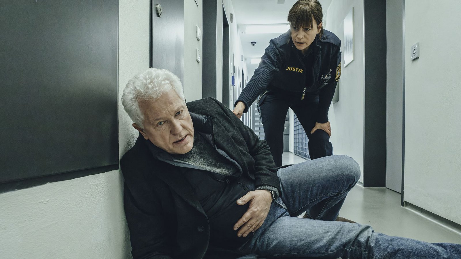 Im Gefängnis greifen Inhaftierte Ivo Batic an. Ob sie sich auch über die Auto-Wahl ärgerten?Foto: BR/Sappralot Productions GmbH/He/Hendrik Heiden