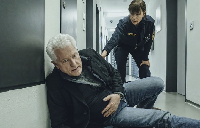 Im Gefängnis greifen Inhaftierte Ivo Batic an. Ob sie sich auch über die Auto-Wahl ärgerten?<span class='image-autor'>Foto: BR/Sappralot Productions GmbH/He/Hendrik Heiden</span>