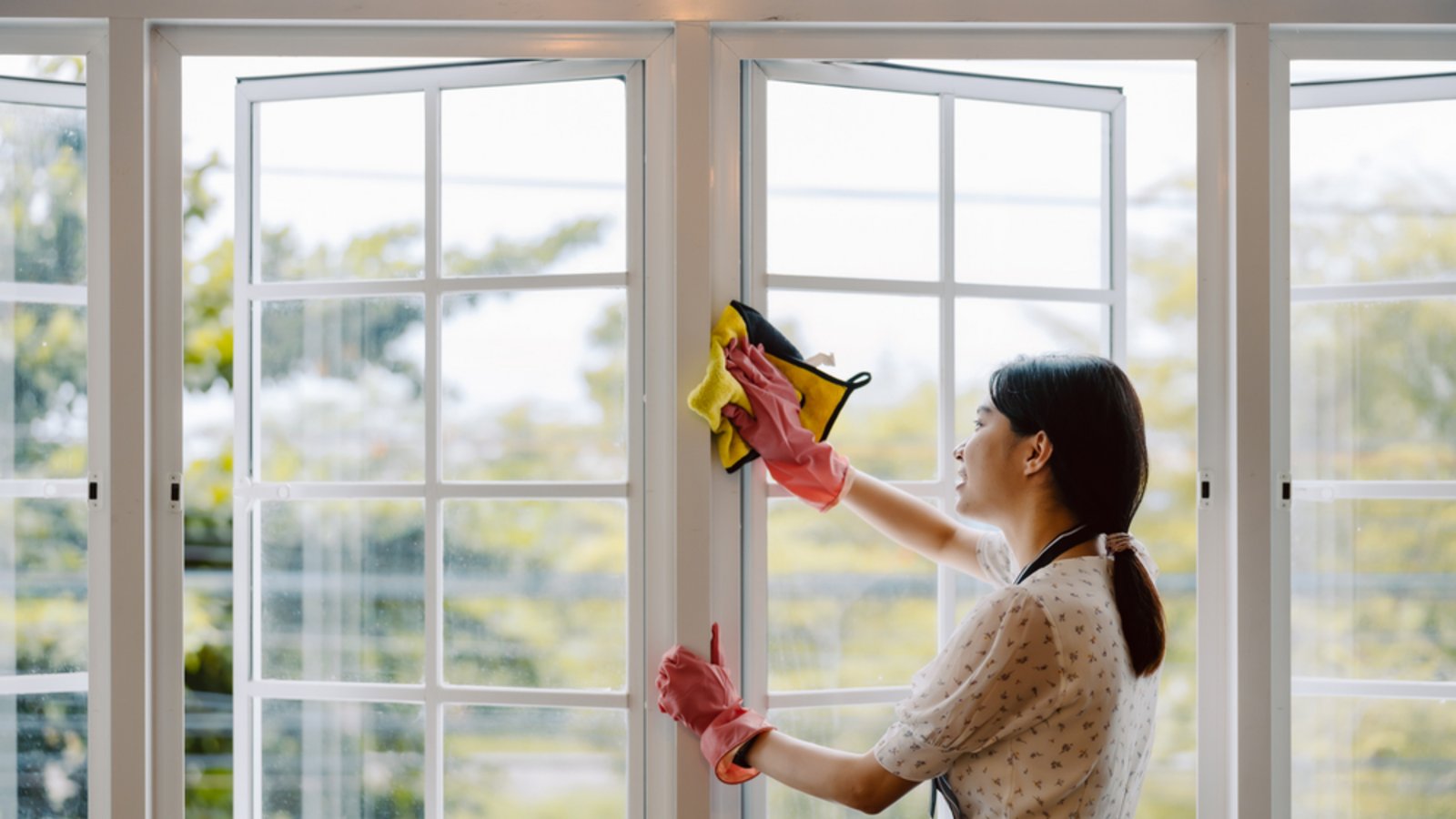 Wandfarbe an Fensterrahmen lässt sich in der Regel schnell und einfach entfernen. Die hilfreichsten Tipps im Überblick.Foto: Auttapol Tatiyarat / Shutterstock.com Wandfarbe an Fensterrahmen lässt sich in der Regel schnell und einfach entfernen. Die hilfreichsten Tipps im Überblick.Foto: Auttapol Tatiyarat / Shutterstock.com