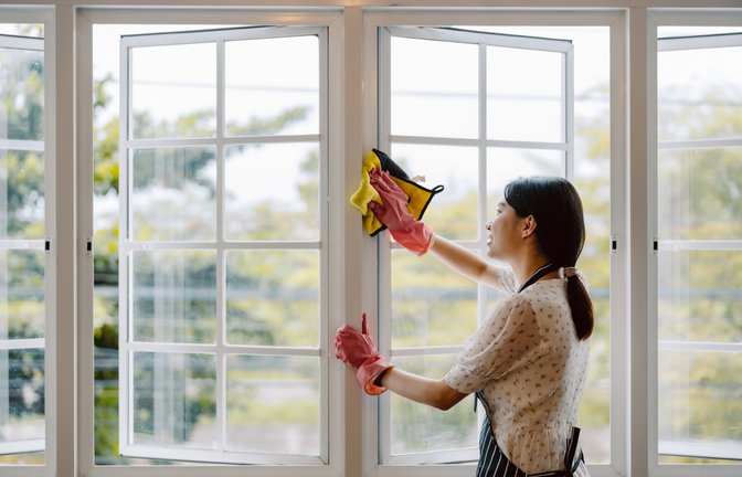 Wandfarbe an Fensterrahmen lässt sich in der Regel schnell und einfach entfernen. Die hilfreichsten Tipps im Überblick.<span class='image-autor'>Foto: Auttapol Tatiyarat / Shutterstock.com</span>