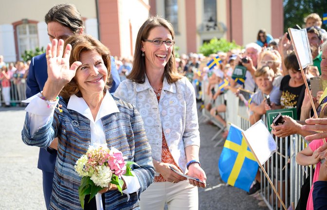 Zuletzt war Königin Silvia 2019 auf der Mainau. Im Hintergrund: Die Bernadotte-Geschwister Gräfin Bettina und Graf Björn.<span class='image-autor'>Foto: dpa/Sebastian Gollnow</span>
