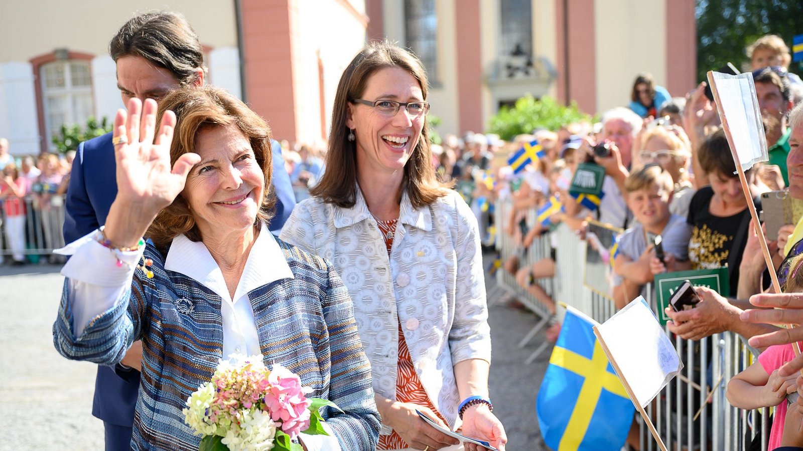 Zuletzt war Königin Silvia 2019 auf der Mainau. Im Hintergrund: Die Bernadotte-Geschwister Gräfin Bettina und Graf Björn.Foto: dpa/Sebastian Gollnow Zuletzt war Königin Silvia 2019 auf der Mainau. Im Hintergrund: Die Bernadotte-Geschwister Gräfin Bettina und Graf Björn.Foto: dpa/Sebastian Gollnow