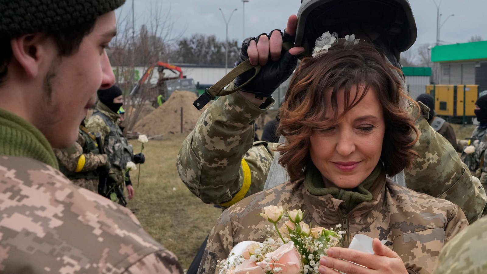 Lesia Ivashchenko und Valerii Fylymonov gaben sich an einem ukrainischen Kontrollpunkt das Ja-Wort.Foto: dpa/Efrem Lukatsky