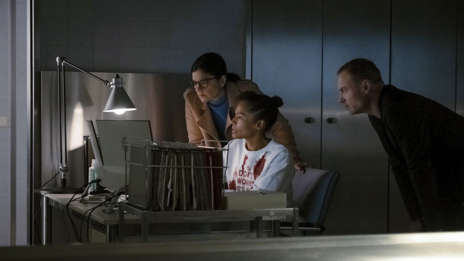 Gerichtsmedizinerin Jamila Marquez (Cynthia Micas, Mitte) weist Staatsanwältin Sara Taghavi (Jasmin Tabatabai, li.) und Kommissar Robert Karow (Mark Waschke, re.) auf die Frakturen am Kopf des Toten hin. Der Wolf als Täter ist damit aus dem Spiel. Auch stellt sich heraus, dass Bissspuren post mortem entstanden sind.Foto: rbb/Conny Klein