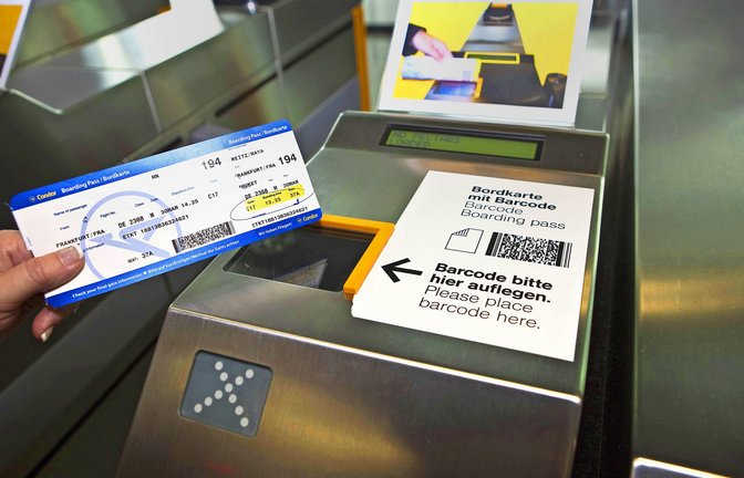 Sicherheitslücke: Auf der Bordkarte ist, für jeden lesbar, der sie in die Hand bekommt,  der Buchungscode vermerkt – und den nutzen viele Airlines als temporäres Passwort.<span class='image-autor'>Foto: imago stock&people</span>