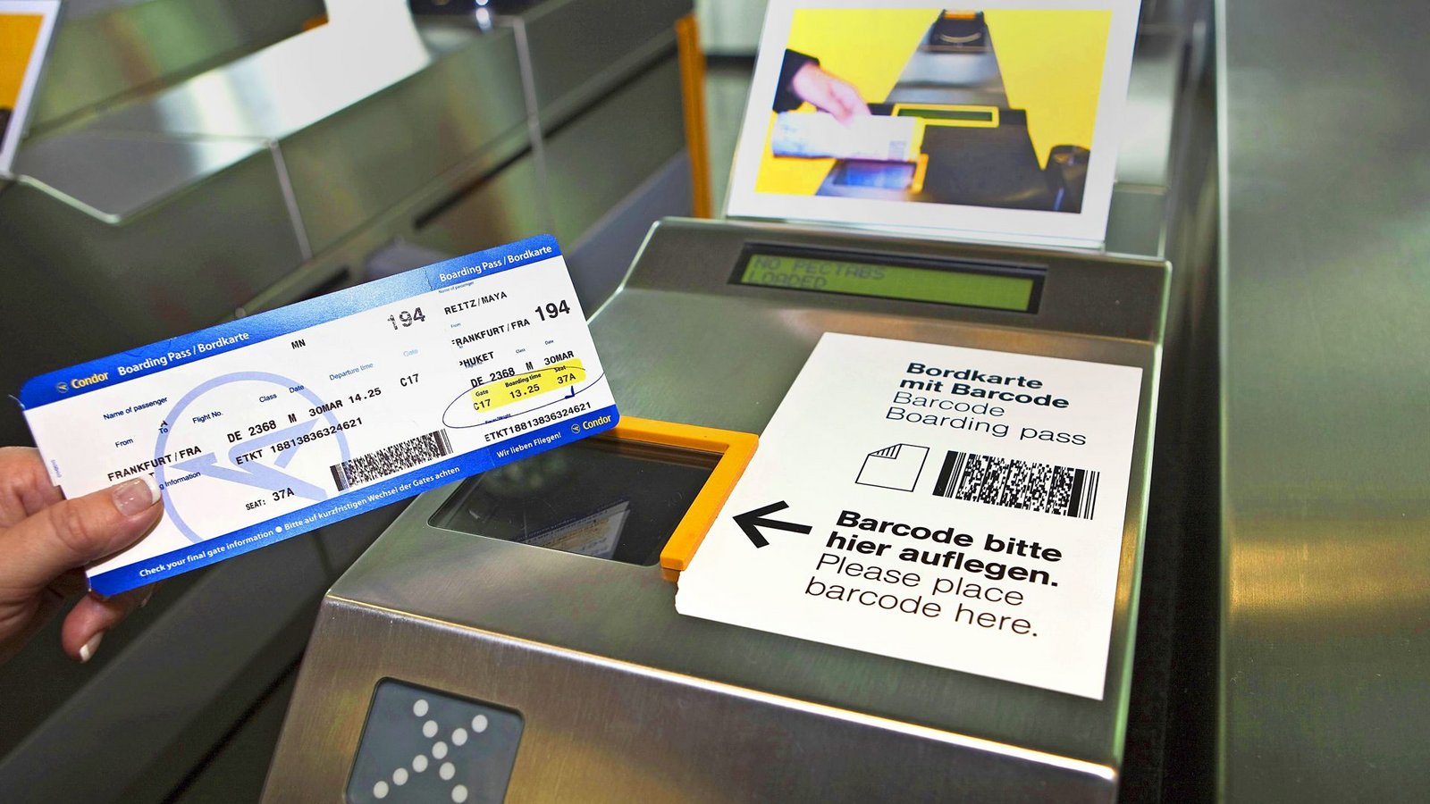 Sicherheitslücke: Auf der Bordkarte ist, für jeden lesbar, der sie in die Hand bekommt, der Buchungscode vermerkt – und den nutzen viele Airlines als temporäres Passwort.Foto: imago stock&people Sicherheitslücke: Auf der Bordkarte ist, für jeden lesbar, der sie in die Hand bekommt, der Buchungscode vermerkt – und den nutzen viele Airlines als temporäres Passwort.Foto: imago stock&people
