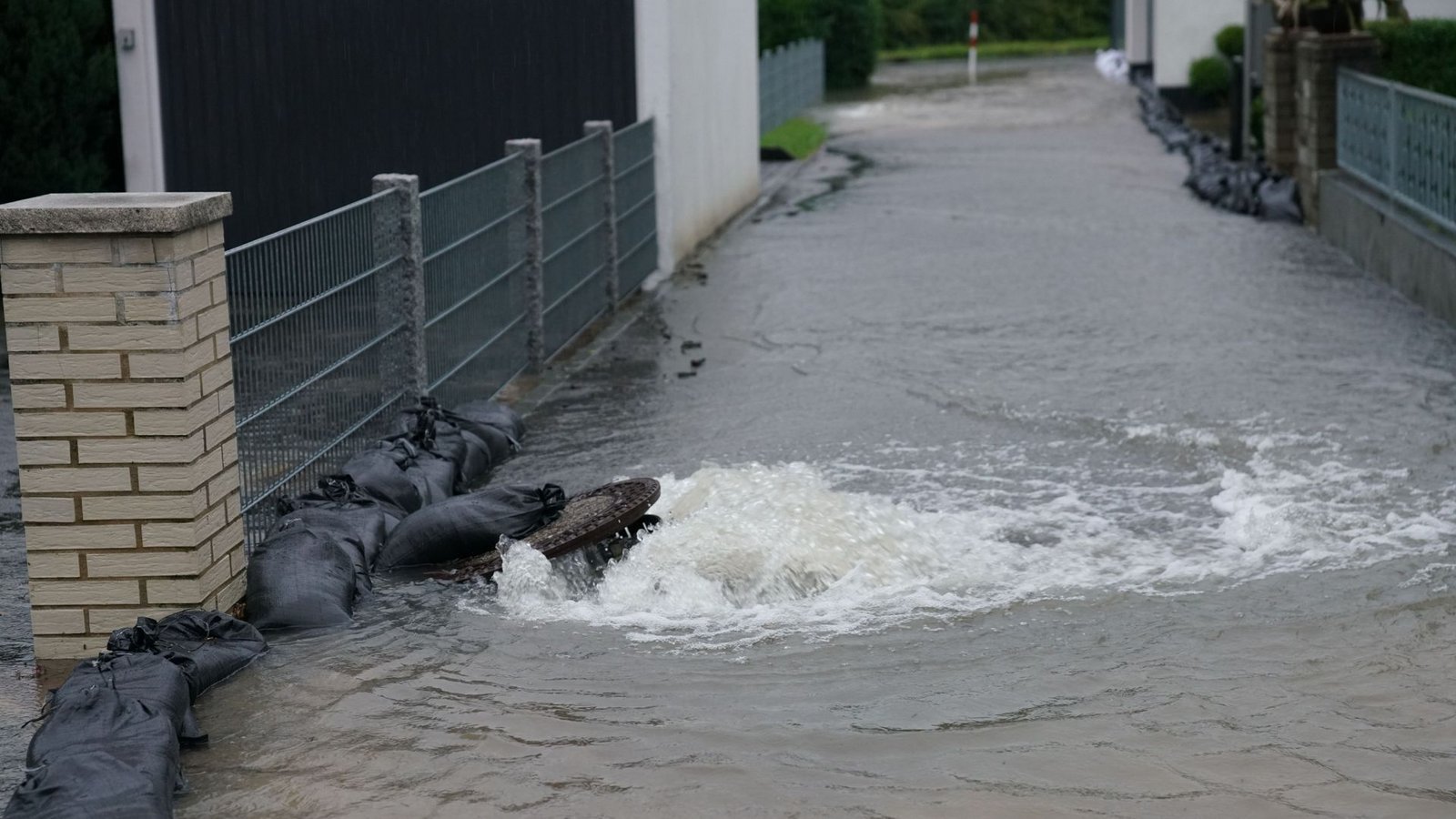 Aufgrund des Dauerregens waren teilweise die Straßen überflutet.Foto: SDMG/SDMG / Woelfl