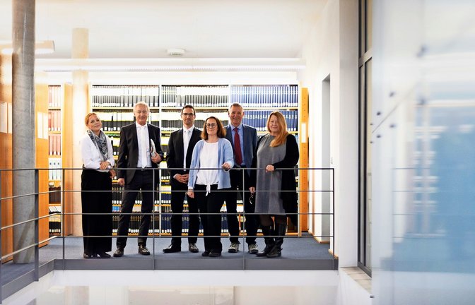 Sprechen Recht in schwierigen Fällen (von li.):  Carmen Fischer,  Vorsitzender Markus Geßler,  Thomas Hager,  Karina Vogel,  Stefan Schüler,  Christiane Wezel.<span class='image-autor'>Foto: Lichtgut//Leif Piechowski</span>