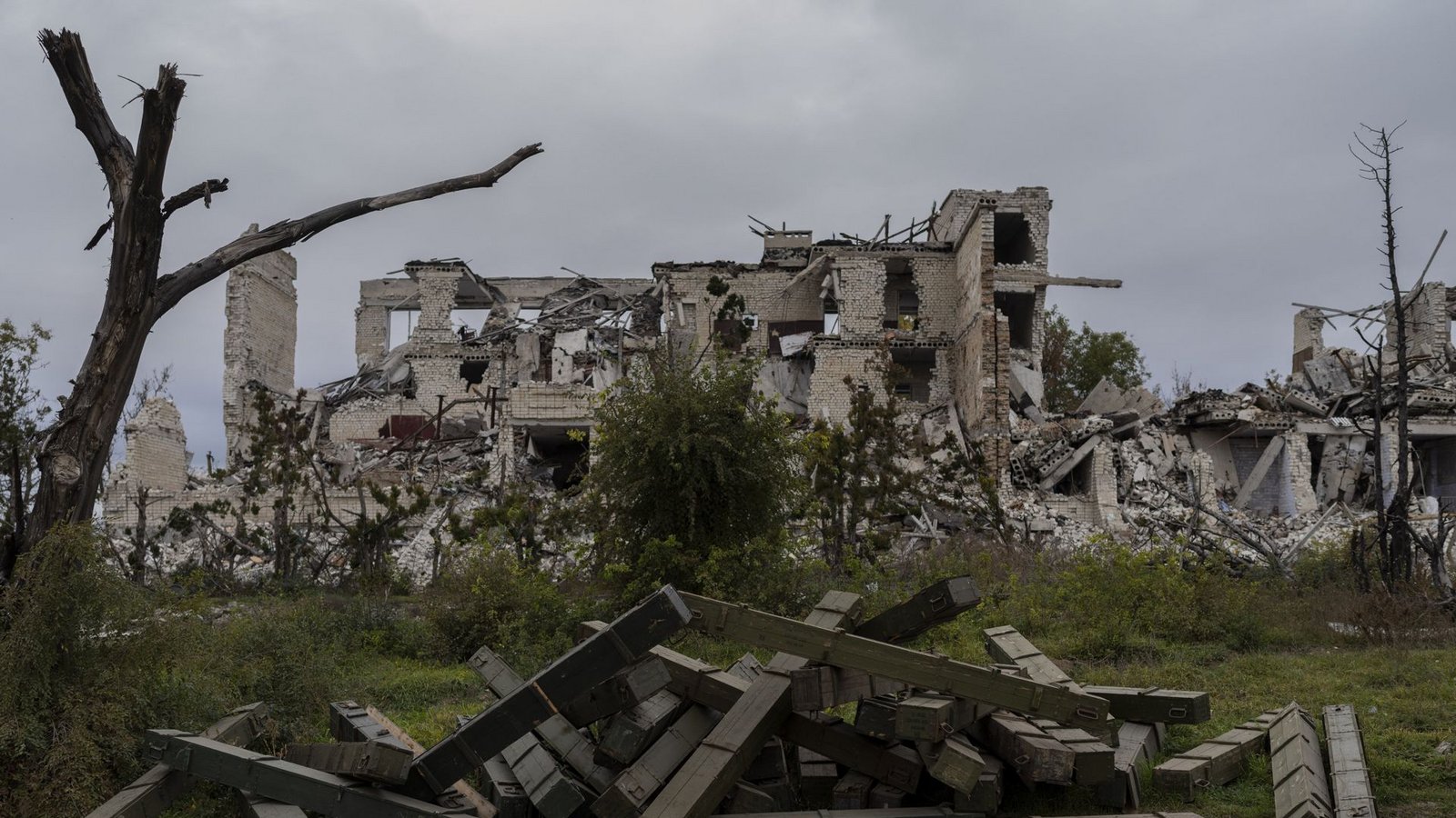 Munitionskisten liegen vor einer zerstörten Schule in einem kürzlich befreiten Dorf am Rande von Cherson.Foto: dpa/Bernat Armangue Munitionskisten liegen vor einer zerstörten Schule in einem kürzlich befreiten Dorf am Rande von Cherson.Foto: dpa/Bernat Armangue