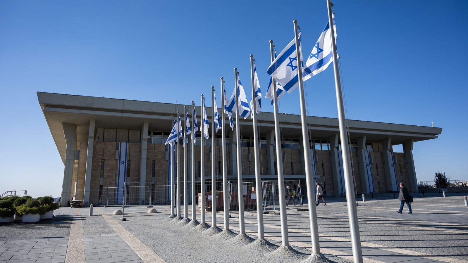 Israelische Fahnen wehen vor der Knesset, dem Einkammerparlament des Staates Israel (Symbolbild).Foto: Christophe Gateau/dpa Israelische Fahnen wehen vor der Knesset, dem Einkammerparlament des Staates Israel (Symbolbild).Foto: Christophe Gateau/dpa
