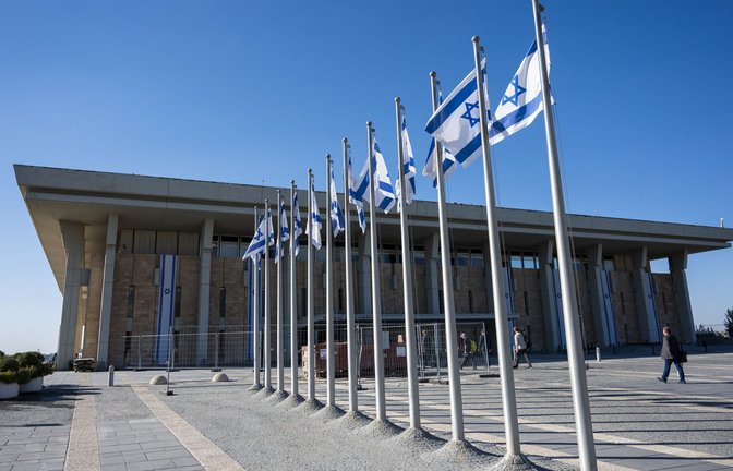 Israelische Fahnen wehen vor der Knesset, dem Einkammerparlament des Staates Israel (Symbolbild).<span class='image-autor'>Foto: Christophe Gateau/dpa</span>