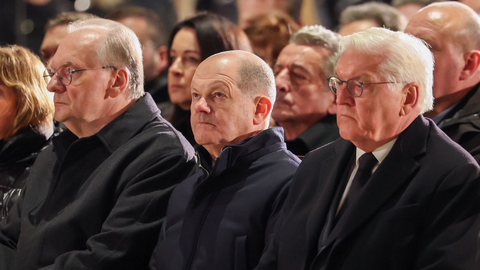 Olaf Scholz (Mitte) bei der Gedenkfeier für die Opfer des Anschlags in Magdeburg.Foto: dpa/Jan Woitas Olaf Scholz (Mitte) bei der Gedenkfeier für die Opfer des Anschlags in Magdeburg.Foto: dpa/Jan Woitas