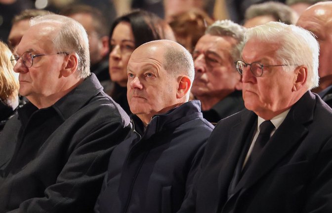 Olaf Scholz (Mitte) bei der Gedenkfeier für die Opfer des Anschlags in Magdeburg.<span class='image-autor'>Foto: dpa/Jan Woitas</span>