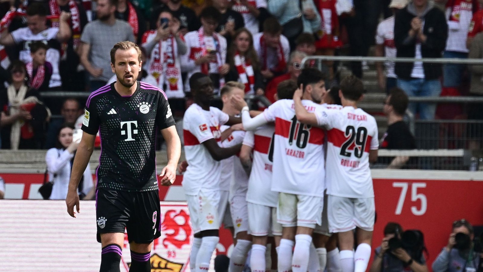 Harry Kane und die Bayern fahren mit einer Niederlage aus Stuttgart nach Hause.Foto: Bernd Weißbrod/dpa
