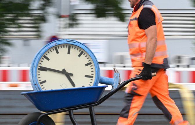 Der Achtstundentag soll nach Plänen des Bundesarbeitsministeriums grundsätzlich beibehalten werden. (Symbolbild)<span class='image-autor'>Foto: Arne Dedert/dpa</span>