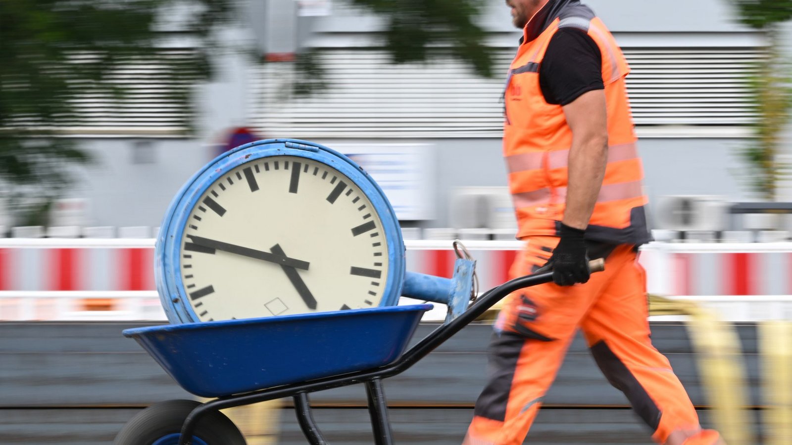 Der Achtstundentag soll nach Plänen des Bundesarbeitsministeriums grundsätzlich beibehalten werden. (Symbolbild)Foto: Arne Dedert/dpa Der Achtstundentag soll nach Plänen des Bundesarbeitsministeriums grundsätzlich beibehalten werden. (Symbolbild)Foto: Arne Dedert/dpa