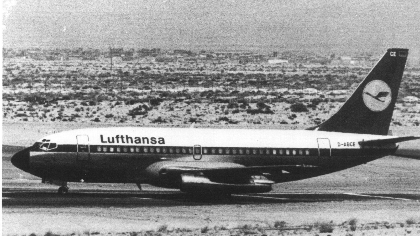 Nach ergebnislosen Verhandlungen stürmte eine Spezialeinheit der deutschen Polizei die Maschine.Foto: picture-alliance / dpa Nach ergebnislosen Verhandlungen stürmte eine Spezialeinheit der deutschen Polizei die Maschine.Foto: picture-alliance / dpa