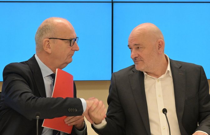 Brandenburgs Ministerpräsident Dietmar Woidke (SPD) schüttelt Robert Crumbach, Landesvorsitzenden des BSW Brandenburg (rechts), bei der Landespressekonferenz im Brandenburger Landtagsgebäude die Hand.<span class='image-autor'>Foto: dpa/Michael Bahlo</span>