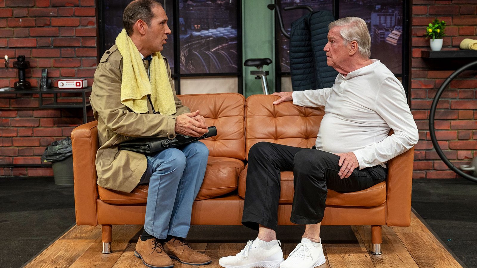 Claus Thull-Emden (l.) und Jochen Busse in der Komödie „Weiße Turnschuhe“.Foto: Jennifer Zumbusch