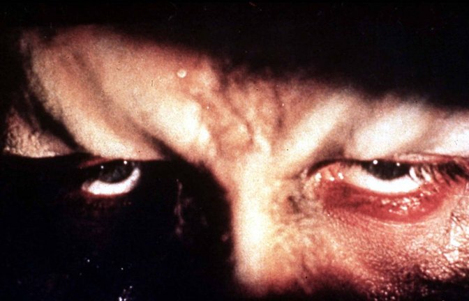 Den weltweit verbreiteten Mythen zufolge verwandelt sich bei Vollmond ein von einem Werwolf Gebissener selbst in eine reißende Bestie, halb Mensch halb Wolf (Szene aus dem Film „Curse of the Werewolf“ aus dem Jahr 1961).<span class='image-autor'>Foto: mago/Ronald Grant</span>