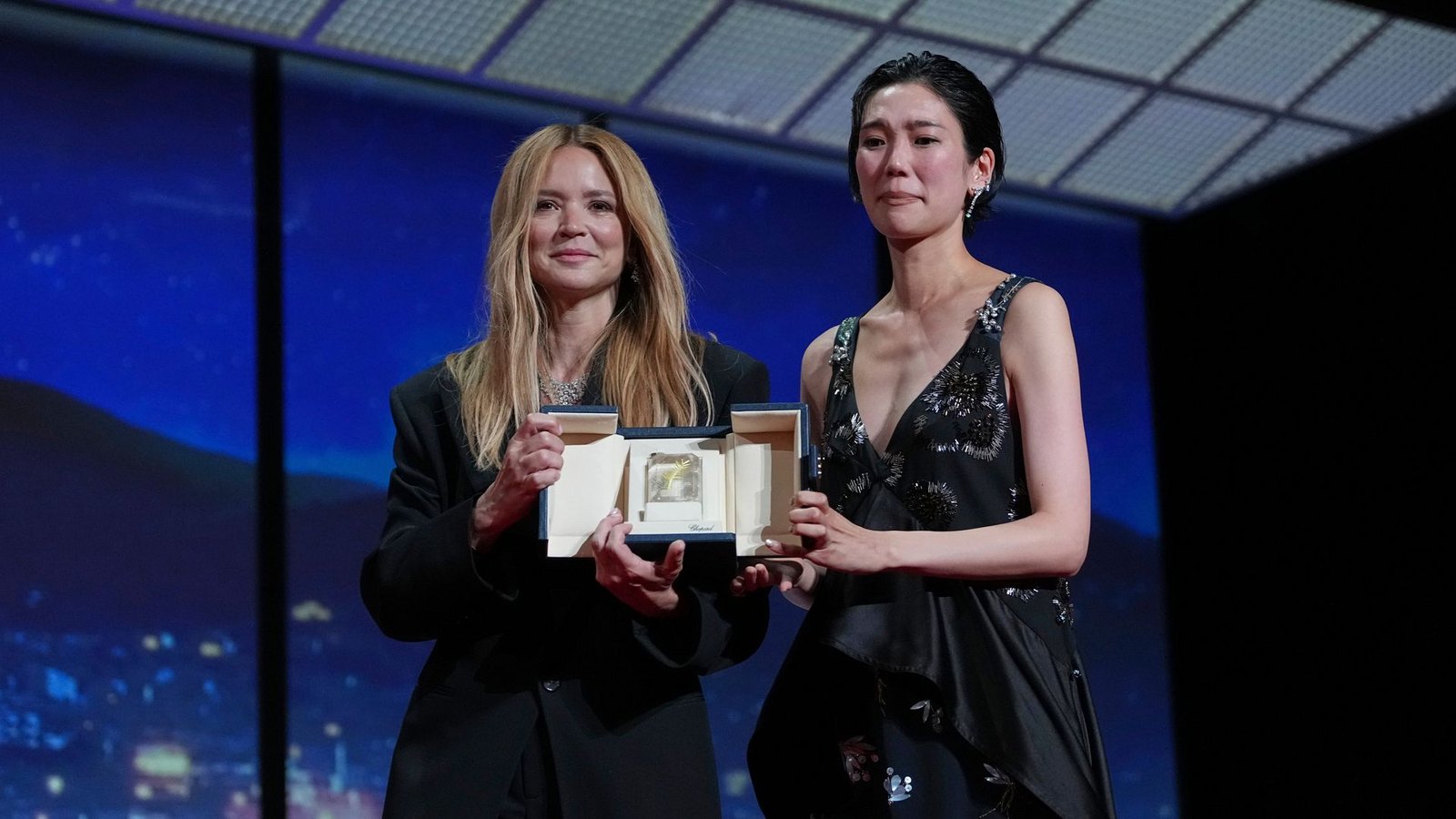 Virginie Efira (l) und Tao Okamoto wurden als beste Schauspielerinnen ausgezeichnet.Foto: Andreea Alexandru/Invision/AP/dpa