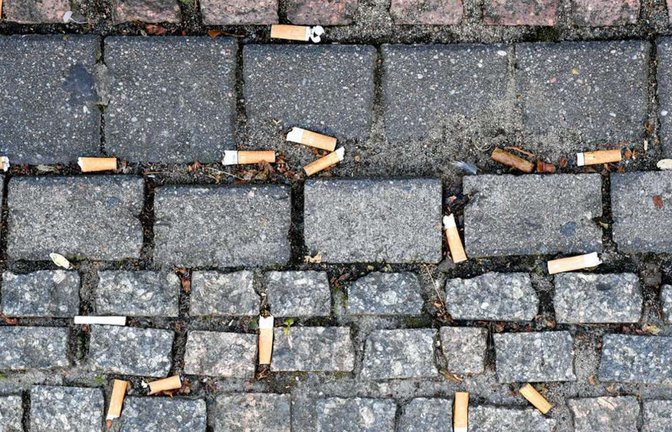 Zahlreiche auf den Boden geworfene Zigarettenstummel liegen auf dem Pflaster des Gendarmenmarktes in Berlin. Weltweit werden Schätzungen zufolge jedes Jahr 4,5 Billionen Zigaretten in die Umwelt geworfen.<span class='image-autor'>Foto: dpa/Jens Kalaene</span>