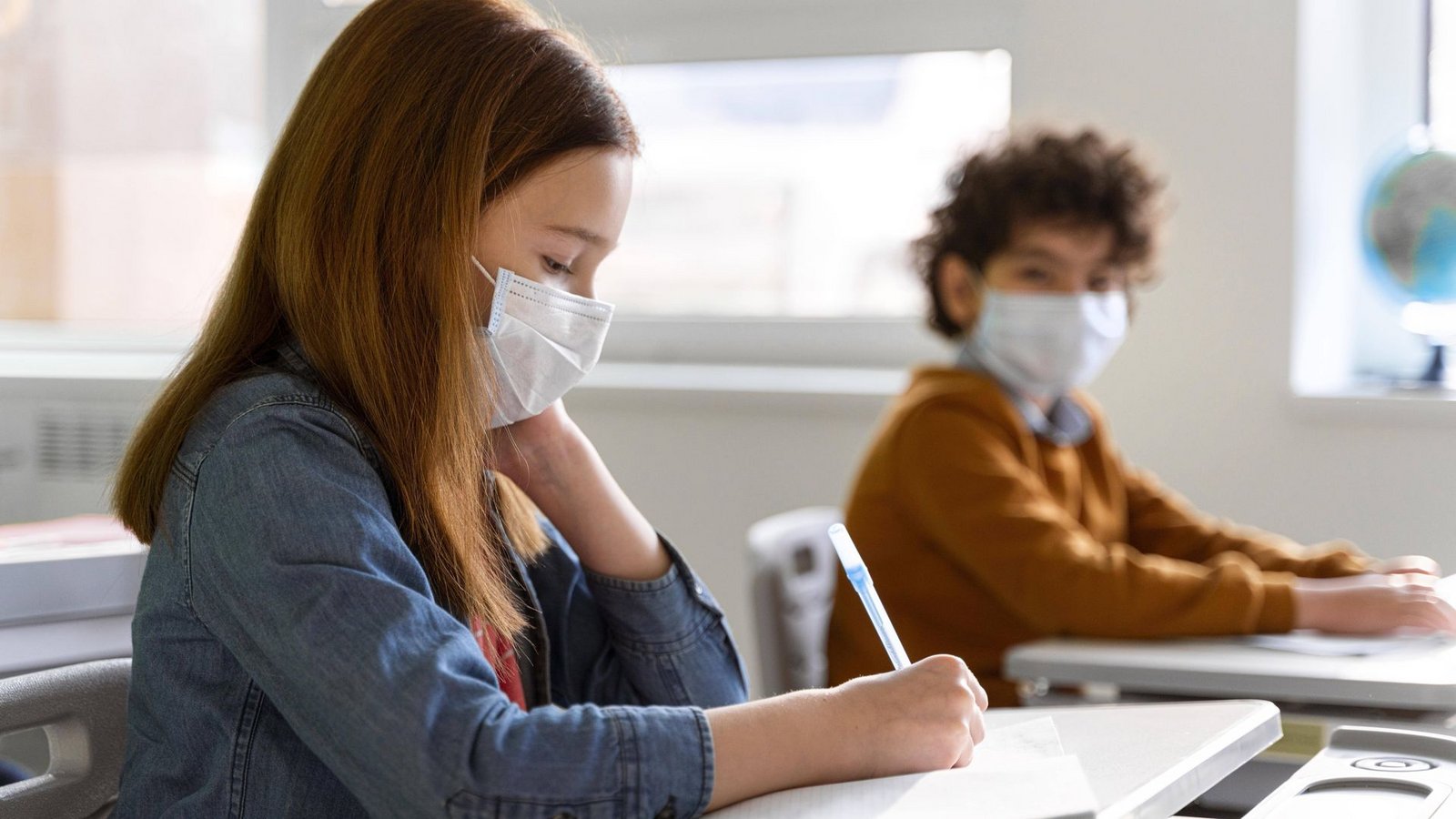 Die Elterninitiative „BildungAberSicher“ sieht die Maske als einzige Möglichkeit, wie sich Schüler im Unterricht vor Infektionen schützen können (Symbolfoto).Foto: imago//Oleksandr Latkun Die Elterninitiative „BildungAberSicher“ sieht die Maske als einzige Möglichkeit, wie sich Schüler im Unterricht vor Infektionen schützen können (Symbolfoto).Foto: imago//Oleksandr Latkun